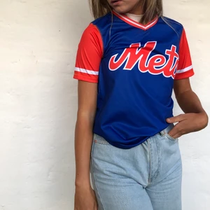 Baseballtröja  - Tröja köpt i New York förra året men har aldrig använts. Passar en S som bäst. Skriv om du har frågor:) frakt står köparen för 