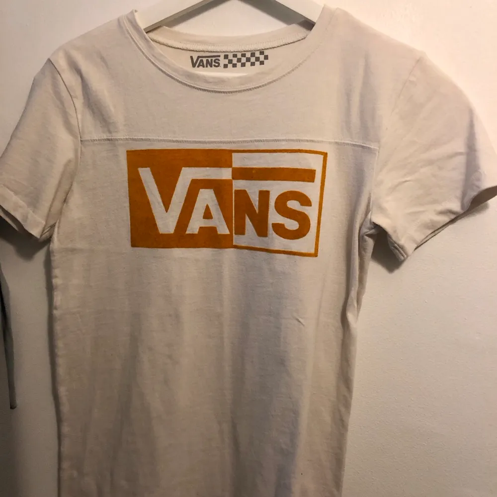 T-shirt från Vans i en gräddvit färg med gult ”sammetstryck” i storlek S. Säljer då den inte kommer till användning så mycket. Frakt ingår i priset!😋. T-shirts.