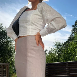 Blus - Super fin vit blus med lite puffiga ärmar🤍                 Aldrig använd, endast i butik o på bild, så i väldigt fint skick🤍 Köparen står för frakt🤍                 Stolek: XS/S.     Märke: BikBok.       Nypris: 250kr