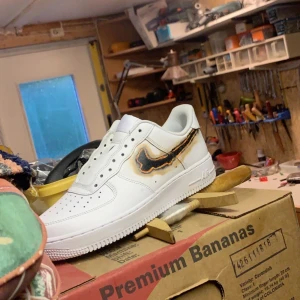 Custom Nike Airforce 1 ”Burn” - Följ mig på instagram! @af1customss. Posta en story på med nya skor och få 20% vid nästa köp!