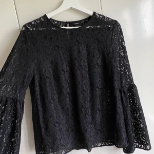 Supersnygg svart spetstopp - Supersnygg svart topp i endast spets! Vida ärmar längst ner vilket gör den mer speciell! Storlek 42/L men passar allt från M-XL🥰 Priset kan diskuteras! Köparen står för frakt!