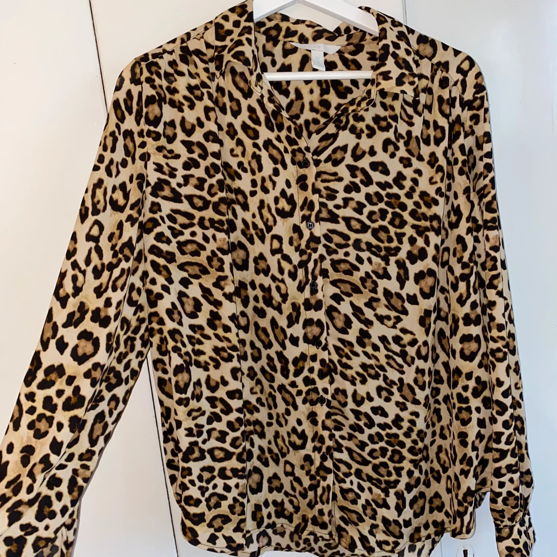 Superfin blus i leopardmönster