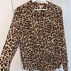Superfin blus i leopardmönster - Superfin blus i leopardmönster som endast är använd två gånger så superfint skick! Storlek L/XL men passar nog fler storlekar beroende på hur oversized man vill ha den🥰 priset går att diskuteras! Köparen står för frakt!🥰