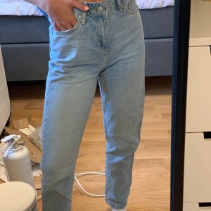  Urban outfitters jeans - Säljer mina ljusa jeans köpta från Urban Outfitters. Mom jeans fit. Sitter ganska baggy på mig som vanligtvis har xs/s. Priset är exklusive frakt.💙💖