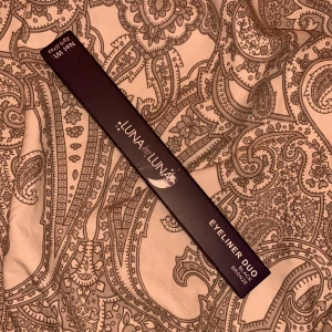 Smink  - Aldrig använd pga använder inte eyeliner helt oöppnade plasten är kvar och det är två olika färger original pris 300kr