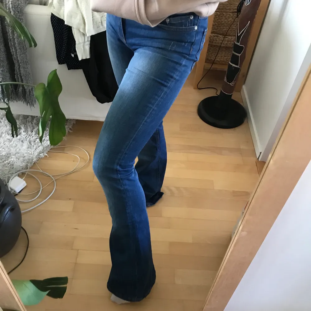 Snygga bootcut jeans från zara i storlek 36. Jeans & Byxor.