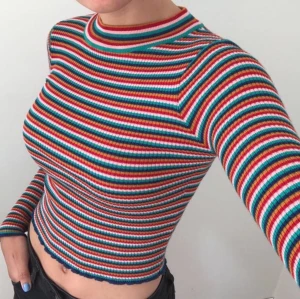 Randig tröja - Säljer denna helt oanvända, stretchiga och svinsköna tröjan från New Yorker. Säljer pga har inte kommit till användning för mig. Skriv vid intresse eller frågor!💓