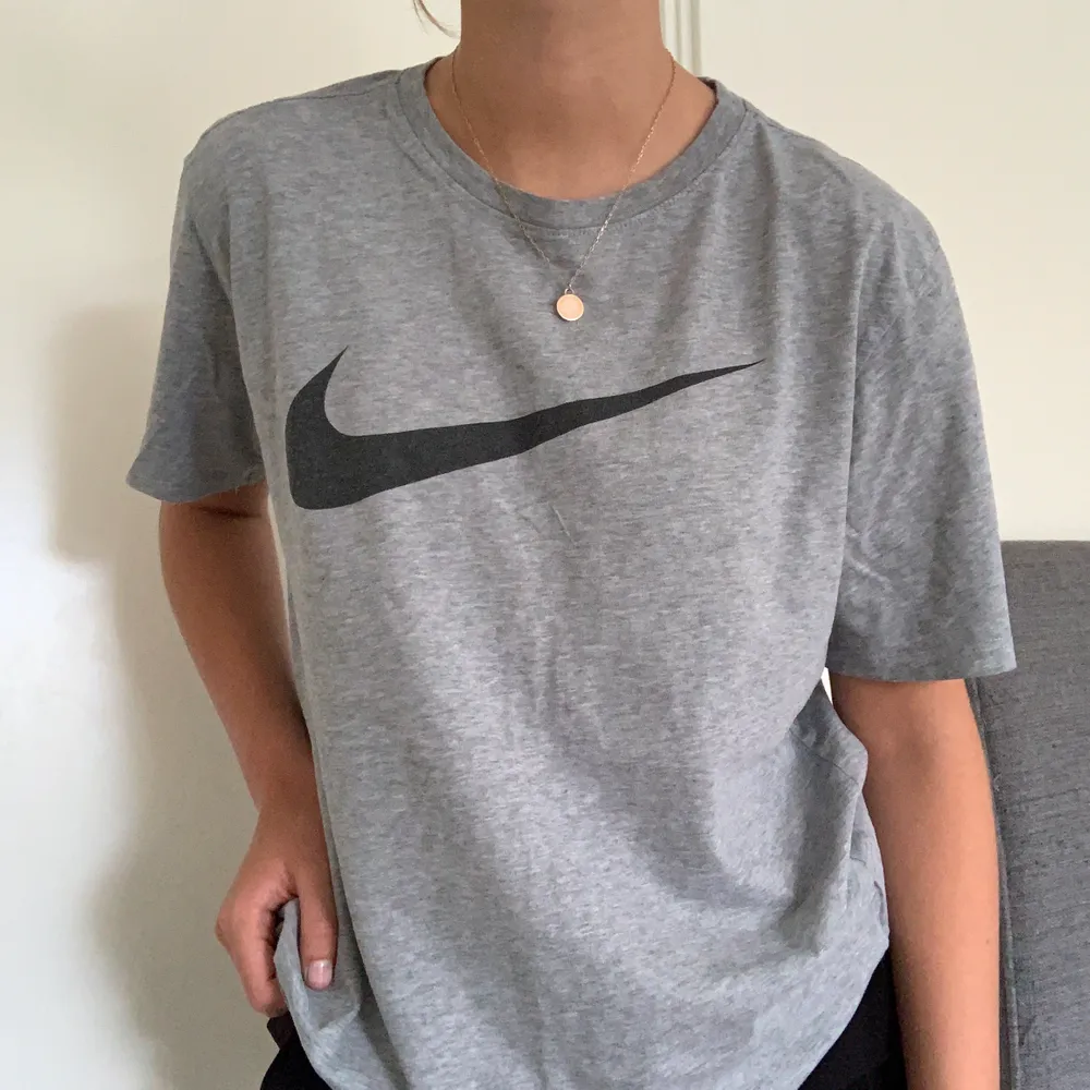 Nike tröja storlek L så sitter oversized på mig som i vanliga fall har S. Många intresserade så budet ligger just nu på 150kr:). T-shirts.