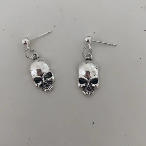 Döskalle öronhängen (endast 2 kvar) - Dessa coola döskalle öronhängen är nu till salu. Frakt tillkommer med 20kr.