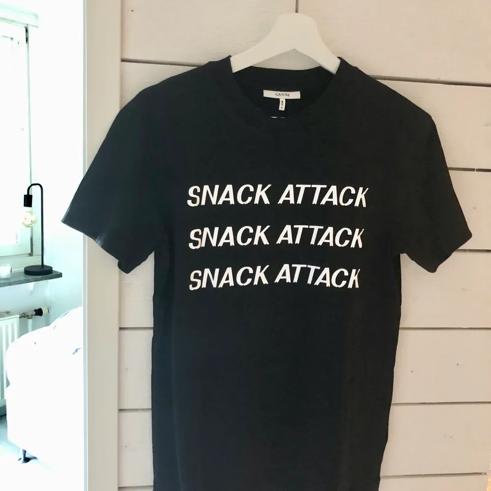 Jättefin ombloggad och slutsåld tshirt från GANNI, Snack attack. Använd en gång, fint skick.. T-shirts.