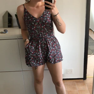 Playsuit från H&M  - Använd fåtal gånger. Storlek 32