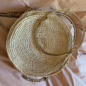 Rund stråväska - Rund väska från & Other Stories. Använd men fortfarande i fint skick! 🌟