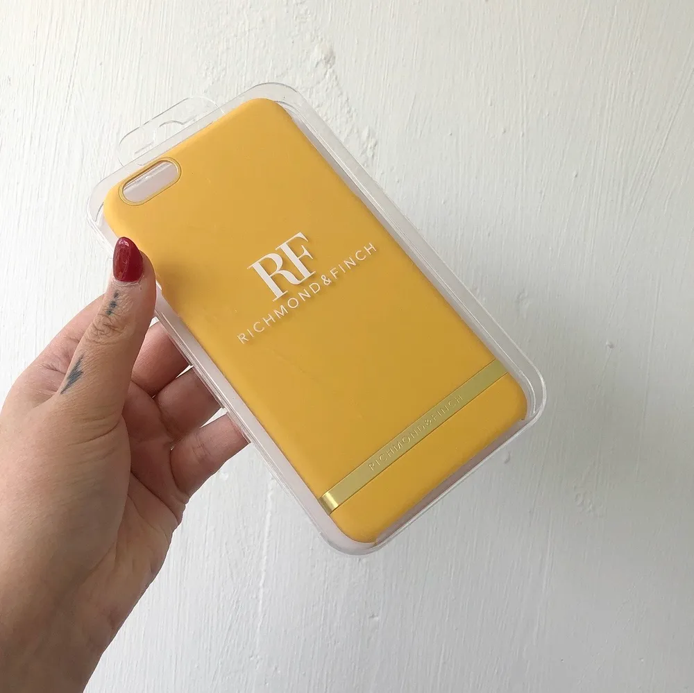 Superfint gult mobilskal från Richmond&Finch, helt oanvänd och i sin plastförpackning. Passar till iPhone 6 Plus och iPhone 6s Plus. Köpt för 349 kr.  Frakt kostar 33 kr.. Accessoarer.