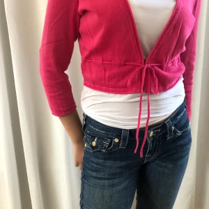 Supersöt y2k rosa kofta - Jättesöt rosa croppad kofta med knytning där fram! Väldigt y2k💕 skriv för fler bilder!! Pris kan självklart diskuteras🥰