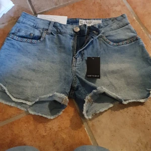  jeans shorts stl 36-38  - Felmärkta jeans. Aldrig använda 