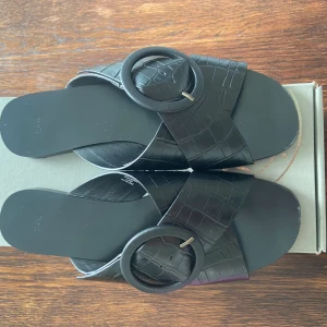 Sandaler från H&M stl. 40 - Äkta skinn, svarta true to size. Använda 3ggr. 