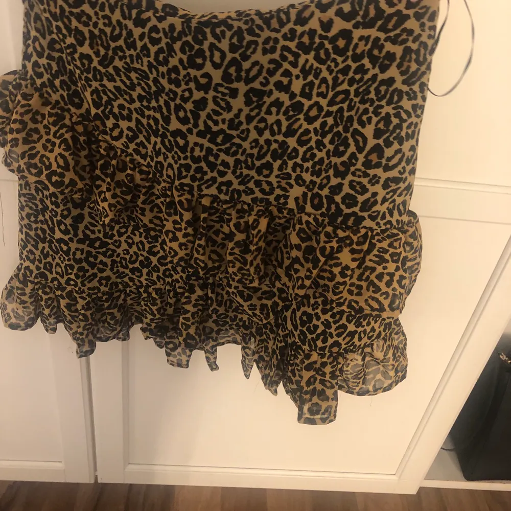 Säljer denna jätte fina leopard kjol i storlek S från Bikbok. Använd en gång. 120 kr + frakt🥰. Kjolar.
