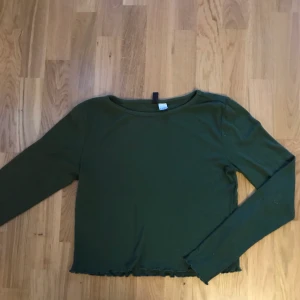 Fin grön tröja - Jätte fin tröja som kan passa till en M om du vill ha den lös på dig själv eller så passar den perfekt på en L. Som ny! Kan tänka mig o gå ner i priset vid snabb affär