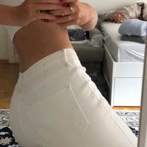 Vita jeans  - Vita jeans med hål på knäna från hollister!! Bra skick, frakt tillkommer☺️