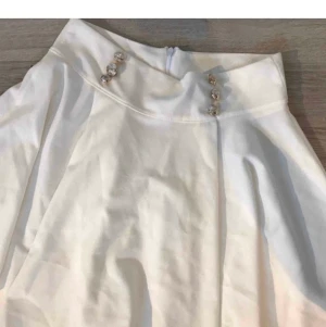 Vit kjol med guldknappar  - As snygg vit kjol i storlek s/m, den är endast testad men tyckte inte den var riktigt min stil🥰