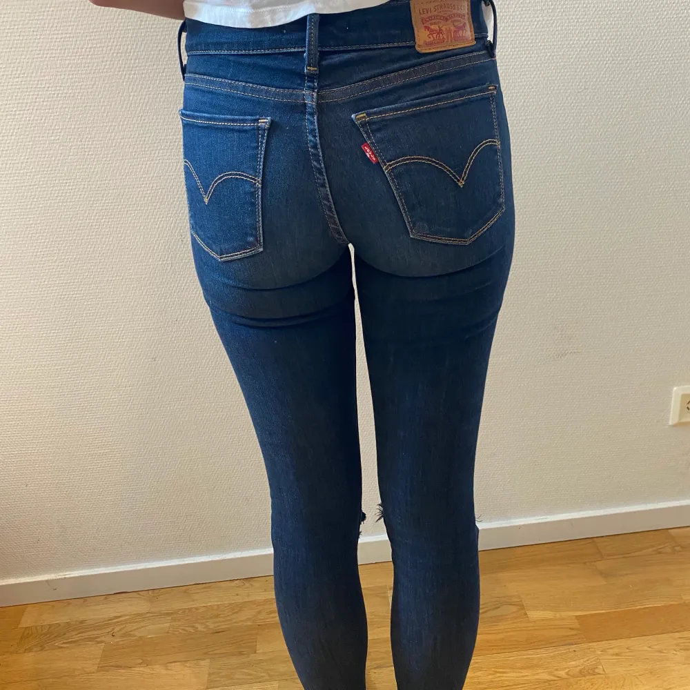 Mörkblåa jeans från Levis med hål, modell Superskinny. Köparen står för frakten🌺. Jeans & Byxor.