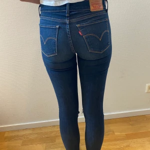 Levisjeans - Mörkblåa jeans från Levis med hål, modell Superskinny. Köparen står för frakten🌺