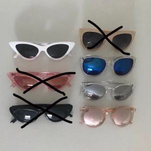 Solglasögon - Har massvis med solglasögon som aldrig kommer till användning. Vissa av paren är till och med helt oanvända. 50 kr styck inklusive frakt, bara att höra av dig för fler bilder🥰 överkryssade solglasögon är sålda