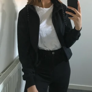 Hoodie - Skön hoodie med dragkedja. Jättemodernt och snyggt. Säljer pga att jag inte använder den. Köparen står för frakten (39kr) 💗