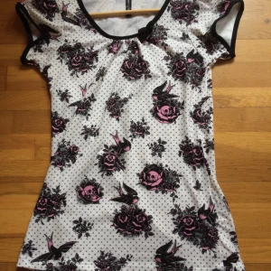 Liquorbrand top - Top med rosor och döskallar från Liquorbrand. Storlek M men ganska stretchig. Säljes då den är för tight på mig :( priset är inkl vanlig frakt 🌸