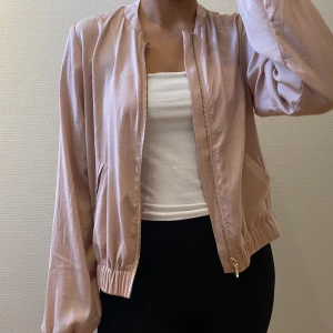Rosa jacka - Rosa tunn jacka, köparen står för frakten💘