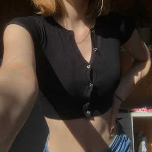 Cardigan - Jättesöt croppad och kortärmad cardigan köpt på barnavdelningen på second hand! Jag skulle säga att den passar en xxs-s, Aldrig använd och i jättefint skick. Säljer för 100kr +frakt!