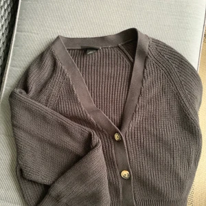 Monki svart ribbad karidgan - Monkis korta ribbade cardigan, slutsåld på monkis hemsida! Jag har enbart haft tillfälle till att använda den en gång och sedan dess har den hängt på klädhängaren. Den kan fraktas men det kostar då ytterligare 63kr. 