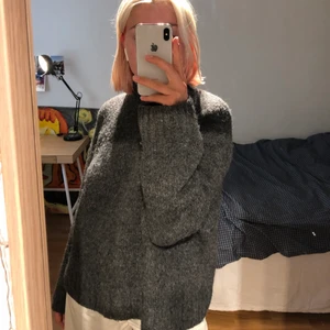 Grå stickad - Ganska stor och tjock stickad tröja från H&M, storlek s men lite oversized 
