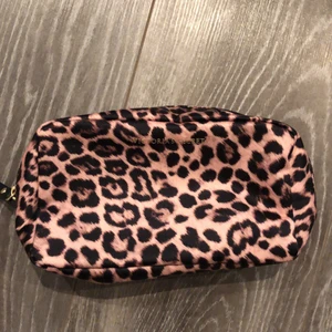 Necessär Victoria’s Secret - Fin necessär från Victoria’s Secret i bra skick. Köparen står för frakten. Fraktar endast.