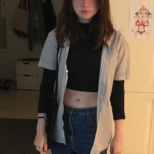 Snygg flanellskjorta  - Säljer denna supersnygga skjorta eftersom att den inte kommer till användning. Passar bra till vad som helst! Möts i Göteborg eller så tillkommer frakt med 40 kr✨🐷 