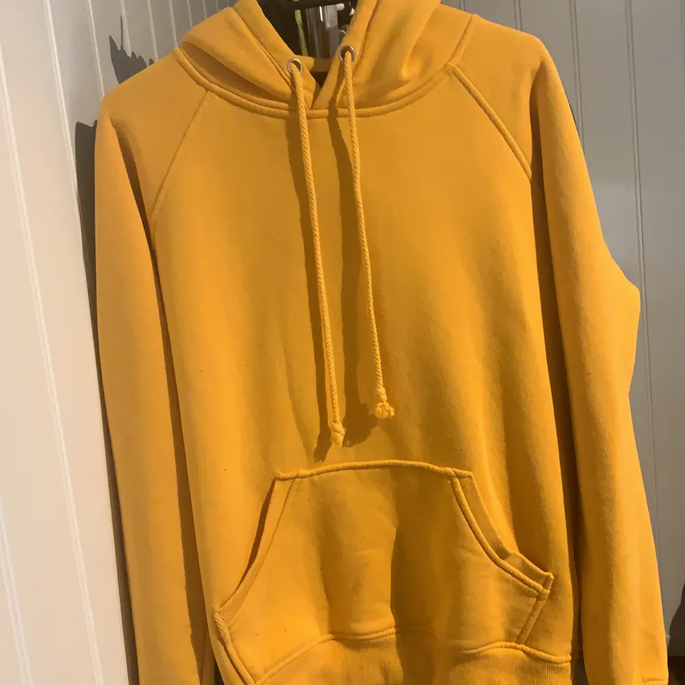 hoodie från bikbok som är gul. strl XS men passar även folk som har S. köpt för 300kr. köpare står för frakt men kan även mötas upp i sthlm. . Hoodies.