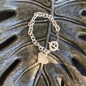 Nytt armband i silverfärg 🤍 - Nytt armband i silverfärg 🤍 •Pris: 39 kr 📬Kan skickas mot fraktkostnad(11 kr) 📍Kan mötes upp i Mölnlycke 🚭Djurfritt och rökfritt hem