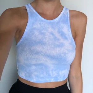 Tiedye linne 4’ - Ett supersnyggt tie-dye färgat linne i en croppad modell. Har aldrig använt så det är nyskick. Frakt tillkommer på 25kr. SÅLT, kommer nya om en vecka typ:)