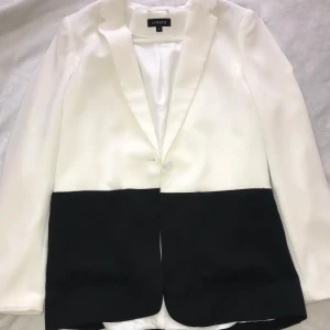 Svartvit kavaj  - Frakt ingår, oanvänd‼️ Svartvit kavaj, enkel att matcha till en outfit 😊 Säljer denna pga fel storlek  Storlek 40 Köpt för 449kr Finns i solna för upphämtning 