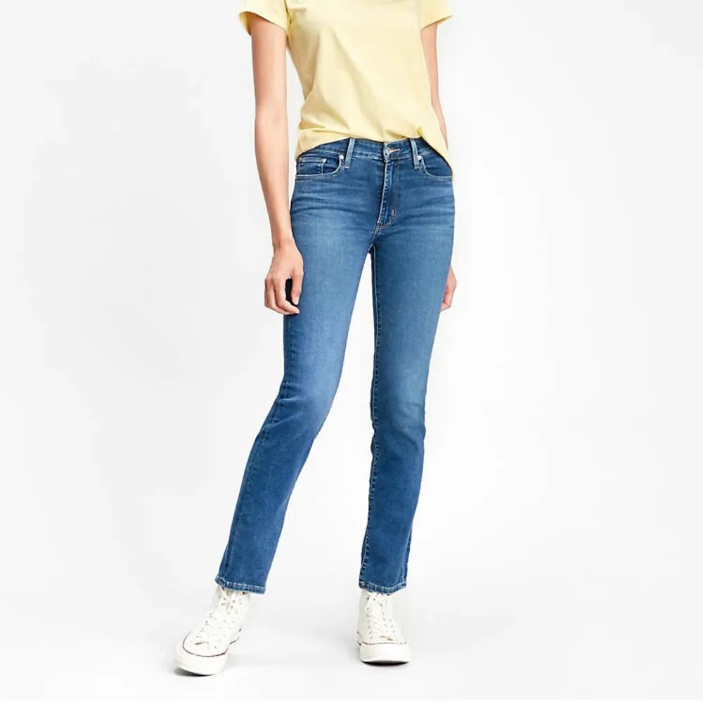 jättefina levi’s jeans som tyvärr är för långa för mig! aldrig använda. Modellen heter 712 slim och är i storlek W25🌼 frakt tillkommer! . Jeans & Byxor.