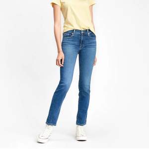 jättefina levi’s jeans som tyvärr är för långa för mig! aldrig använda. Modellen heter 712 slim och är i storlek W25🌼 frakt tillkommer! 