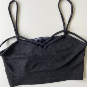 Topp från Brandy Melville - Topp från brandy Melville för 30kr. Är i one size men skulle säga att den sitter som en S, den är dock stretchig. Möts upp i Gävle eller fraktar för 11kr.