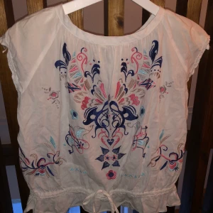 Blus 🌸 - Blus/topp från Odd Molly, storlek 0. Jättefint skick!! Rosetterna på ärmarna har gått upp lite men det kan du nog lätt lösa med att sy ett litet stygn om du tycker att det stör. Nypris 500-600 kr🌸🌺💗🥰  frakt tillkommer (44 kr)