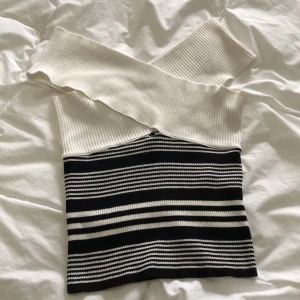 Gullig stickad topp - En supersöt topp från Zara i randigt stickat mönster. Ett litet hål i materialet men annars i toppskick! 