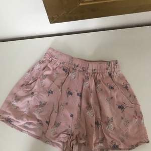 Blommiga söta shorts