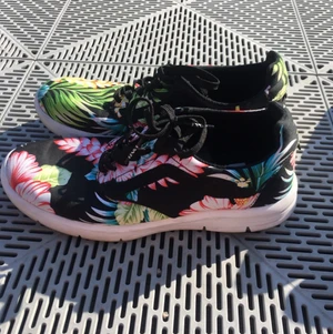 Floral vans - Blommiga vans. Väldigt mjuka och luftiga!