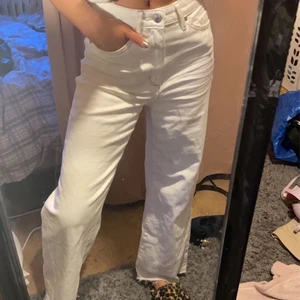 Wide jeans  - Assnygga vita vida jeans ifrån hm, köpte de för 300 Säljs för 160, köparen står för frakten 