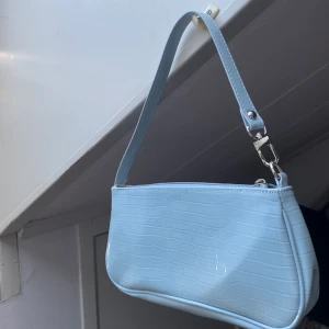Super fin väska💙 - Säljer min super fina väska, endast använd ett fåtal gånger så i nyskick. Säljer då den inte riktigt är min stil 💙🌸💕 frakt ingår inte 