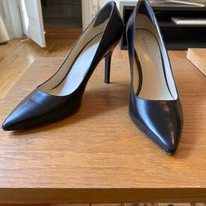 Classic black pumps, perfect for dressing up any outfit! Shoe inserts in place to make them more snug. Free delivery within Stockholm. Payment by swish.
