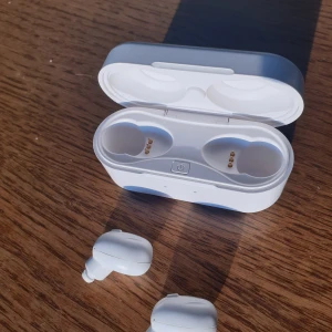 Jabees Beeing trådlösa hörlurar - Jabees Beeing Wireless Earbuds i nyskick. Säljer för att jag inte får dem att fungera. Fattar inte hur man ansluter dem till mobilen. Endast provade några gånger. Alla delar och tillbehör samt orginalförpackning är kvar. Priset är exklusive frakt
